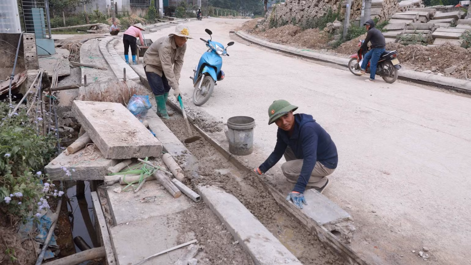 Nâng cấp các tuyến đường nhánh nối tuyến nội thị với các tuyến đường mới nhằm nhằm giảm tải cho tuyến Quốc lộ 32 chạy qua trung tâm huyện.