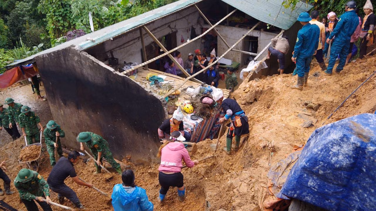 Lực lượng Biên phòng, chính quyền và người dân địa phương giúp gia đình các nạn nhân khắc phục hậu quả.