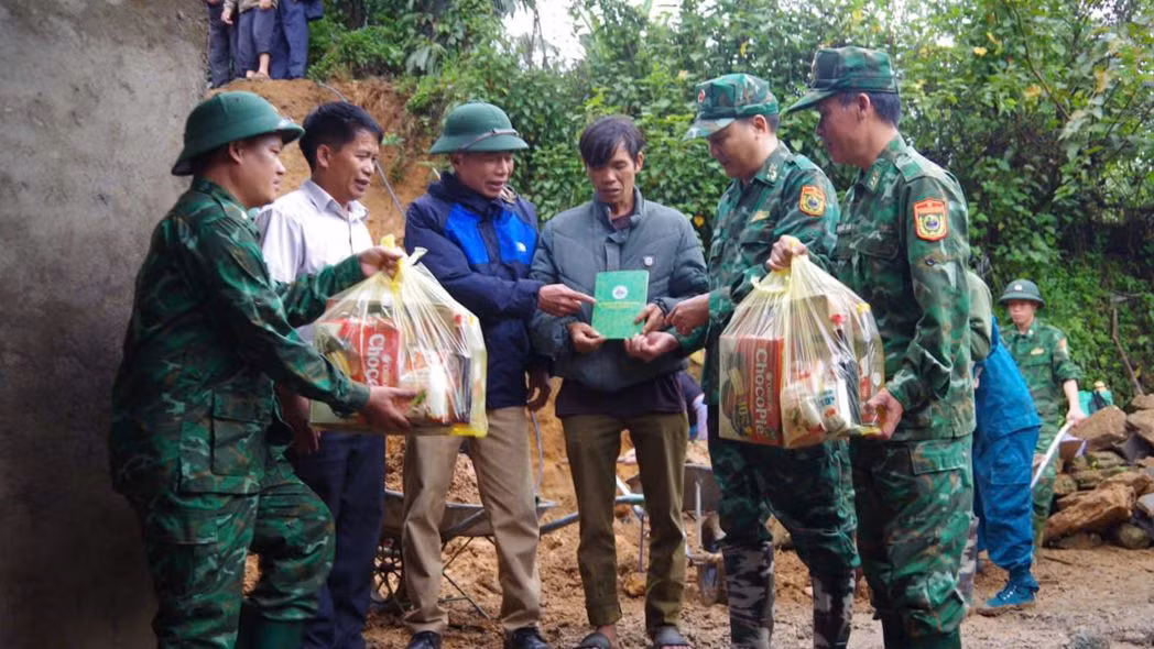 Hỗ trợ thăm hỏi gia đình nạn nhân.