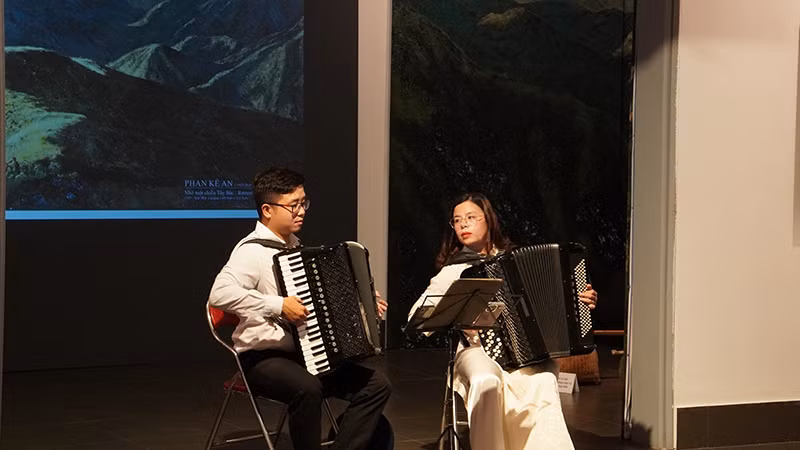 Hai nghệ sĩ accordion biểu diễn trong chương trình. (Ảnh: THANH BÌNH) Hai nghệ sĩ accordion biểu diễn trong chương trình. (Ảnh: THANH BÌNH)