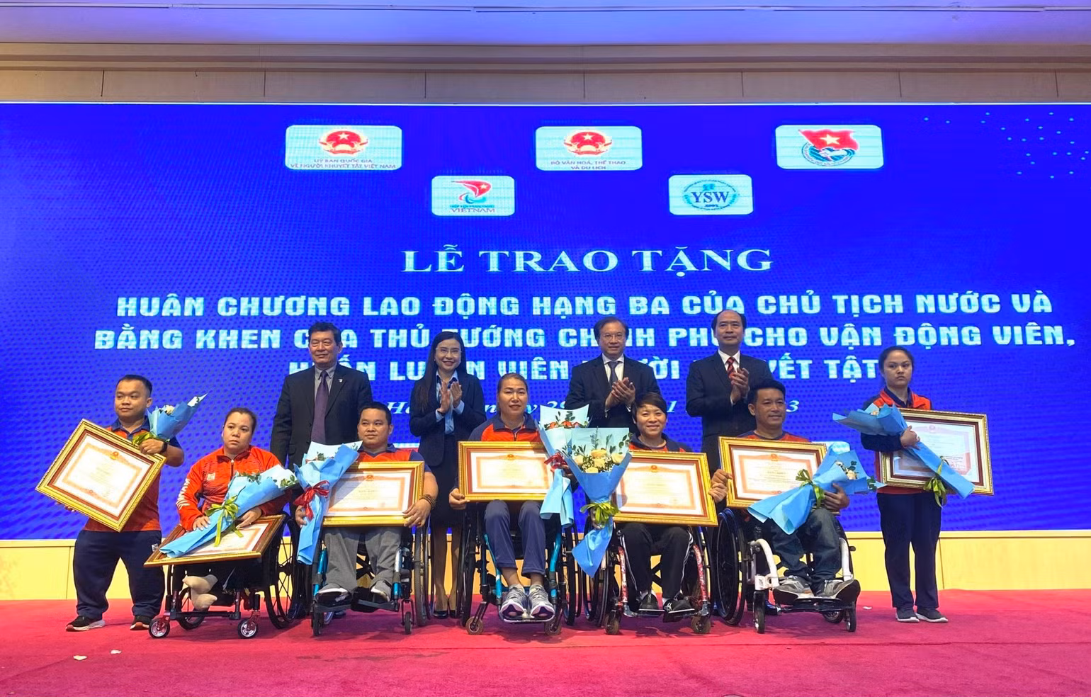 Trao tặng Huân chương và Bằng khen cho các huấn luyện viên, vận động viên thể thao người khuyết tật.