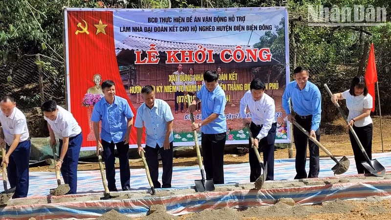 Lãnh đạo tỉnh Điện Biên và huyện Điện Biên Đông động thổ, khởi công làm nhà đại đoàn kết cho người nghèo xã Keo Lôm, huyện Điện Biên Đông, tháng 7/2023. (Ảnh: Lê Lan)