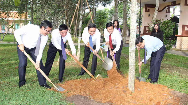 Chủ tịch Quốc hội Trần Thanh Mẫn trồng cây lưu niệm tại Khu lưu niệm Chủ tịch Hội đồng Bộ trưởng Phạm Hùng. Chủ tịch Quốc hội Trần Thanh Mẫn trồng cây lưu niệm tại Khu lưu niệm Chủ tịch Hội đồng Bộ trưởng Phạm Hùng.