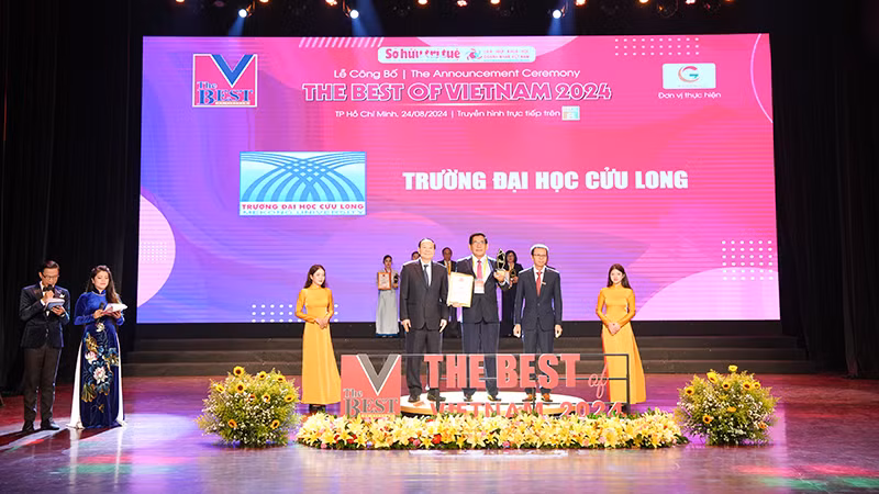Trường Đại học Cửu Long vinh dự nhận Top 10 Trường Đại học tốt nhất Việt Nam năm 2024. Trường Đại học Cửu Long vinh dự nhận Top 10 Trường Đại học tốt nhất Việt Nam năm 2024.