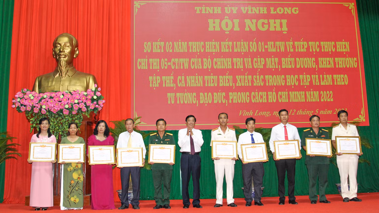 Chi bộ ấp Mỹ Phú được tuyên dương điển hình tiên tiến làm theo Bác ngày 12/5/2023. Chi bộ ấp Mỹ Phú được tuyên dương điển hình tiên tiến làm theo Bác ngày 12/5/2023.