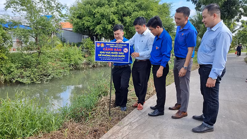 Cắm biển cảnh báo “Khu vực nước sâu nguy hiểm”. Cắm biển cảnh báo “Khu vực nước sâu nguy hiểm”.