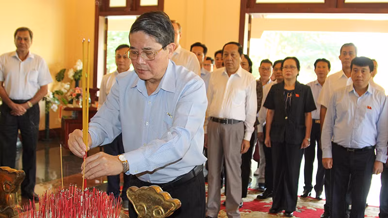 Phó Chủ tịch Quốc hội Nguyễn Đức Hải cùng đoàn công tác Quốc hội dâng hoa, dâng hương tại Khu lưu niệm Thủ tướng Chính phủ Võ Văn Kiệt ở thị trấn Vũng Liêm, huyện Vũng Liêm, tỉnh Vĩnh Long.