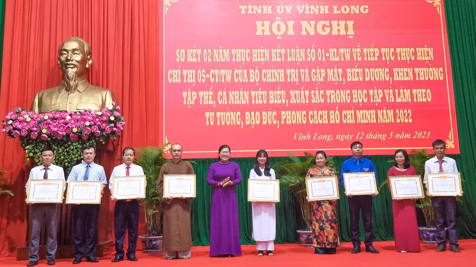 Trao Bằng khen cho những cá nhân điển hình tiên tiến làm theo lời Bác. Trao Bằng khen cho những cá nhân điển hình tiên tiến làm theo lời Bác.