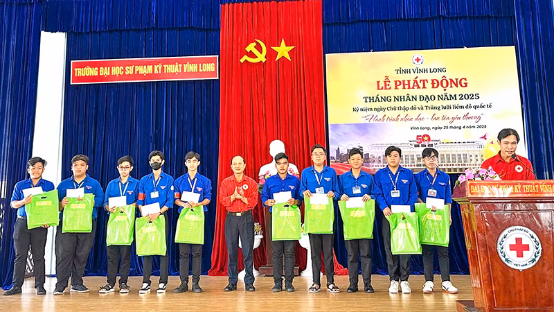 Tặng quà cho sinh viên vượt khó học giỏi.