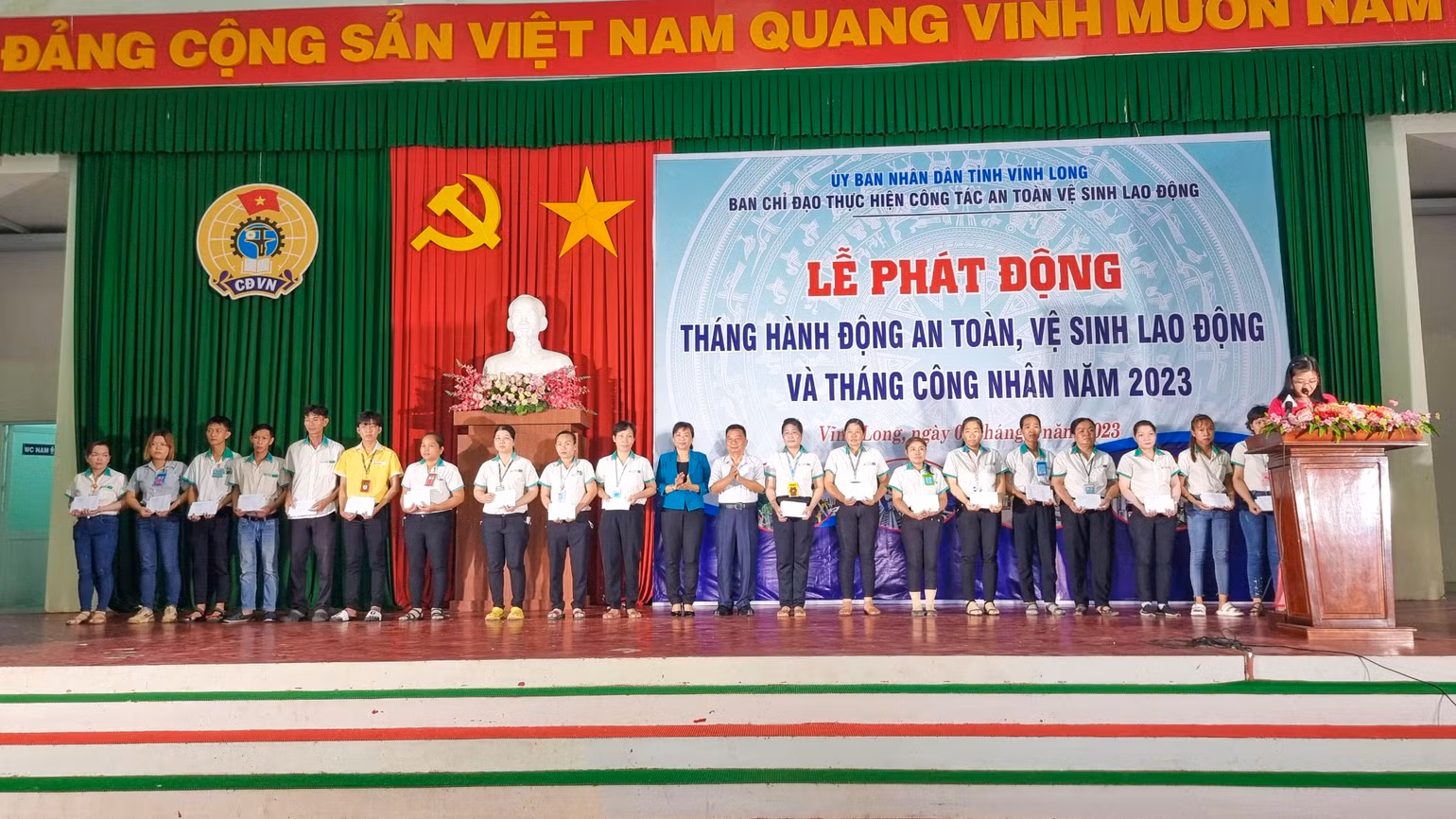 Ban tổ chức trao quà cho lao động có hoàn cảnh khó khăn. Ban tổ chức trao quà cho lao động có hoàn cảnh khó khăn.