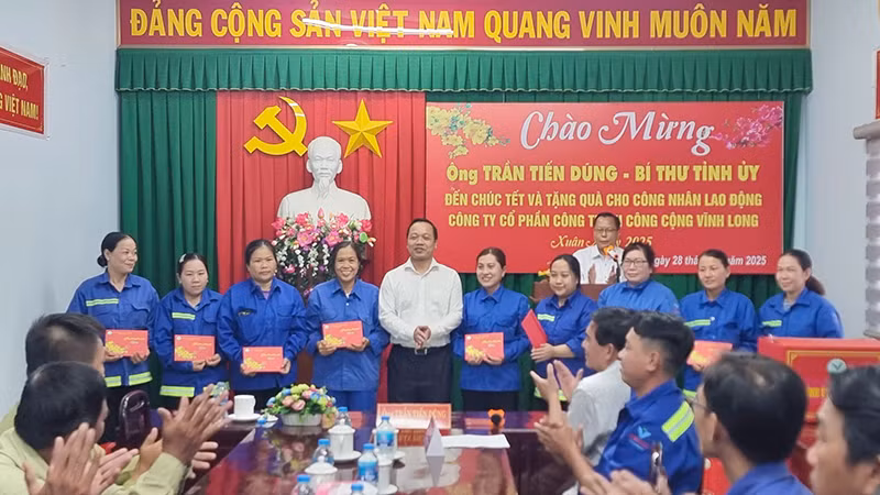 Bí thư Tỉnh ủy Vĩnh Long Trần Tiến Dũng tặng quà cho công nhân lao động Công ty cổ phần Công trình công cộng tỉnh Vĩnh Long.