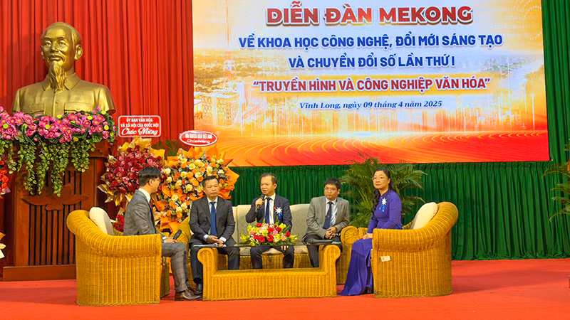 Diễn giả tham gia tọa đàm tại diễn đàn. Diễn giả tham gia tọa đàm tại diễn đàn.