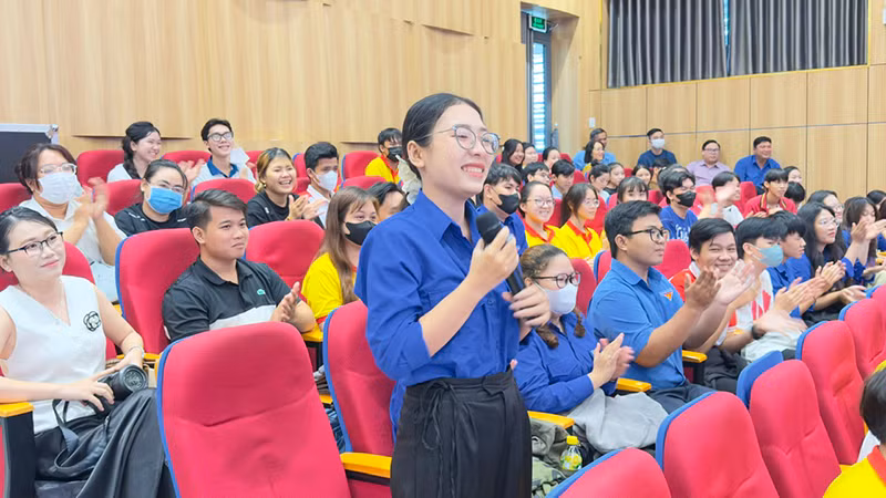 Sinh viên Trường đại học Cửu Long giao lưu với các cựu chiến binh Sinh viên Trường đại học Cửu Long giao lưu với các cựu chiến binh