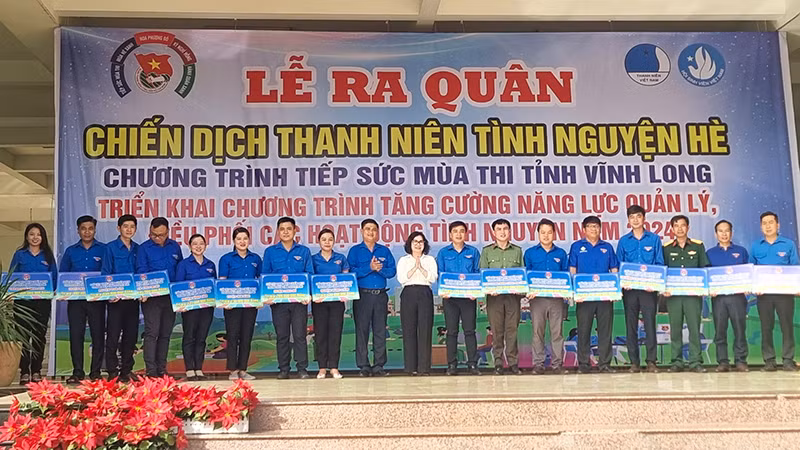 Trao bảng tượng trưng nguồn lực phấn đấu thực hiện trong toàn bộ chiến dịch của các đơn vị đoàn trực thuộc.