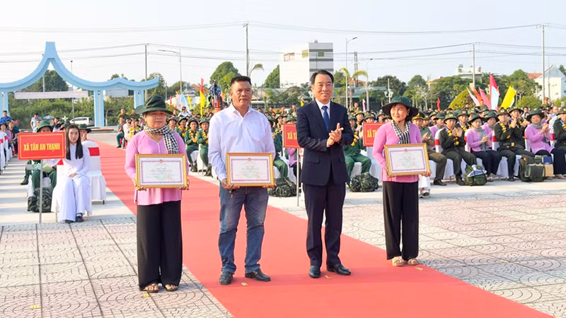 Chủ tịch Ủy ban nhân dân tỉnh Vĩnh Long Lữ Quang Ngời tặng Bằng khen cho gia đình có nhiều đóng góp thực hiện nghĩa vụ quân sự.