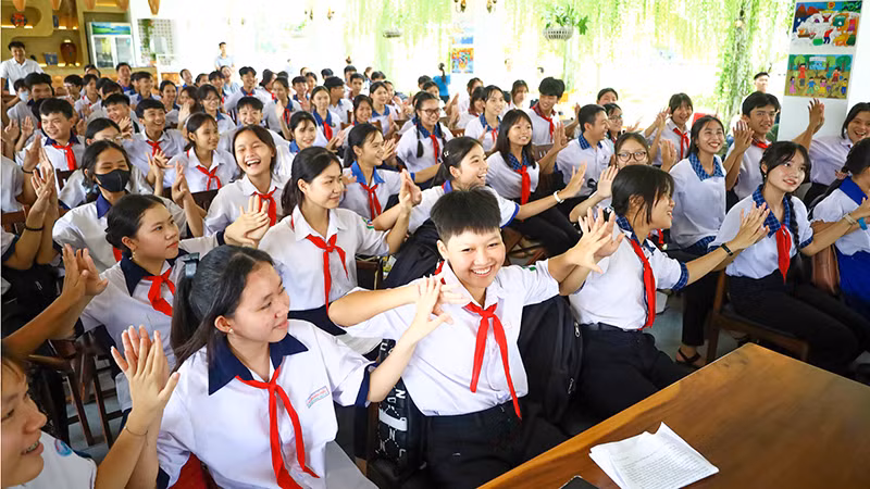 Các em hào hứng tham gia Diễn đàn.