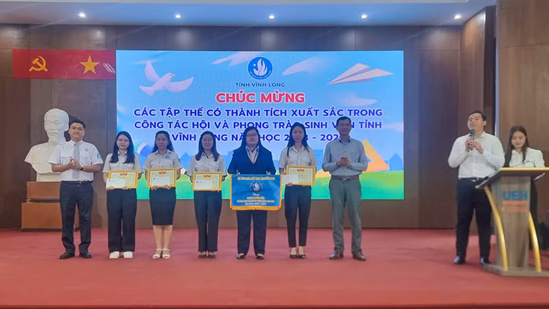 Tuyên dương các tập thể xuất sắc trong các phong trào Hội Sinh viên ở Vĩnh Long. Tuyên dương các tập thể xuất sắc trong các phong trào Hội Sinh viên ở Vĩnh Long.