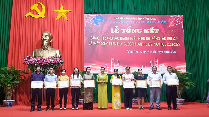 Ủy ban nhân dân tỉnh Vĩnh Long khen thưởng những tập thể và cá nhân đã có thành tích xuất sắc trong tổ chức phong trào cuộc thi Sáng tạo thanh, thiếu niên, nhi đồng tỉnh Vĩnh Long lần thứ 13, năm học 2023-2024. Ủy ban nhân dân tỉnh Vĩnh Long khen thưởng những tập thể và cá nhân đã có thành tích xuất sắc trong tổ chức phong trào cuộc thi Sáng tạo thanh, thiếu niên, nhi đồng tỉnh Vĩnh Long lần thứ 13, năm học 2023-2024.
