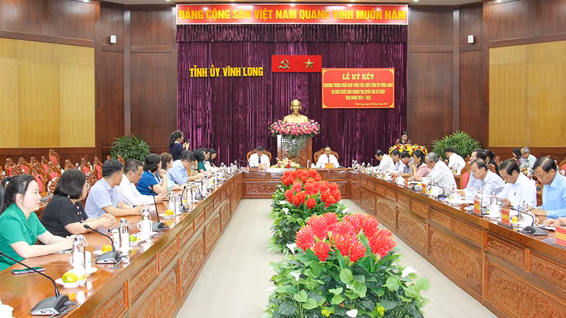 Quang cảnh lễ ký kết. Quang cảnh lễ ký kết.