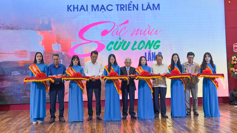 Lễ cắt băng khai mạc triển lãm. Lễ cắt băng khai mạc triển lãm.