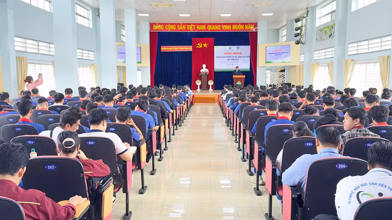 Quang cảnh buổi gặp mặt, trao đổi và ký kết hợp tác.