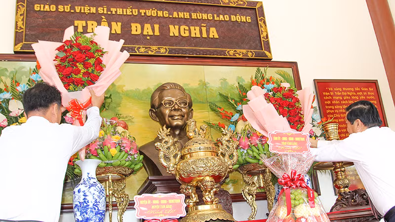 Lãnh đạo tỉnh Vĩnh Long dâng hoa viếng Giáo sư, Viện sĩ Trần Đại Nghĩa. Lãnh đạo tỉnh Vĩnh Long dâng hoa viếng Giáo sư, Viện sĩ Trần Đại Nghĩa.