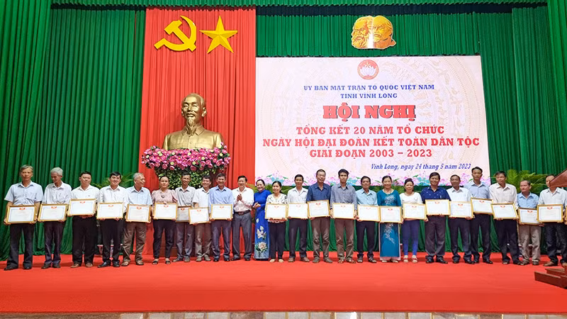 Ủy ban Mặt trận Tổ quốc Việt Nam tỉnh Vĩnh Long trao Bằng khen cho các tập thể có thành tích xuất sắc trong công tác tổ chức Ngày hội Đại đoàn kết dân tộc, giai đoạn 2003-2023. Ủy ban Mặt trận Tổ quốc Việt Nam tỉnh Vĩnh Long trao Bằng khen cho các tập thể có thành tích xuất sắc trong công tác tổ chức Ngày hội Đại đoàn kết dân tộc, giai đoạn 2003-2023.