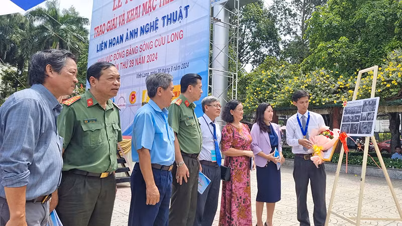 Các đại biểu tham quan tác phẩm đạt giải tại Triển lãm. Các đại biểu tham quan tác phẩm đạt giải tại Triển lãm.