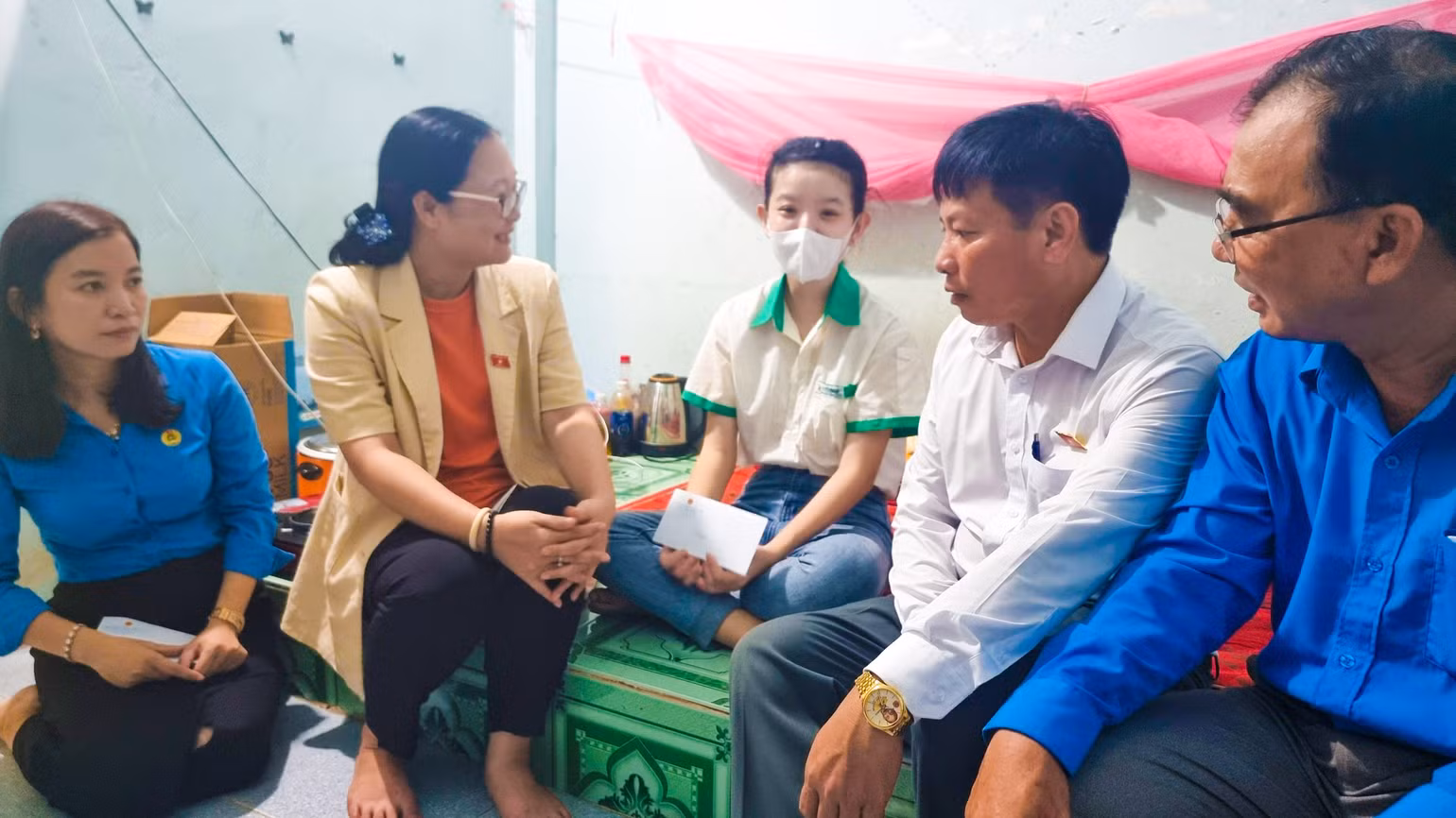 Phó Chủ tịch Ủy ban nhân dân tỉnh Vĩnh Long Nguyễn Thị Quyên Thanh đến tận nhà trao quà cho công nhân lao động, sáng 13/5.