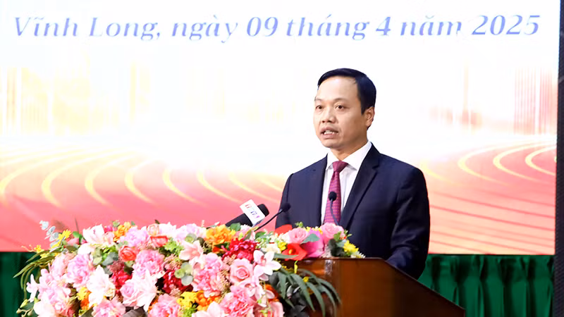 Bí thư Tỉnh ủy Vĩnh Long Trần Tiến Dũng phát biểu tại diễn đàn. Bí thư Tỉnh ủy Vĩnh Long Trần Tiến Dũng phát biểu tại diễn đàn.
