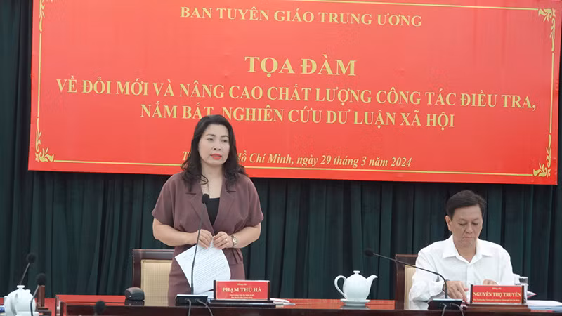 Đồng chí Phạm Thu Hà, Viện trưởng Viện Dư luận xã hội, Ban Tuyên giáo Trung ương, phát biểu định hướng nội dung trao đổi, thảo luận.
