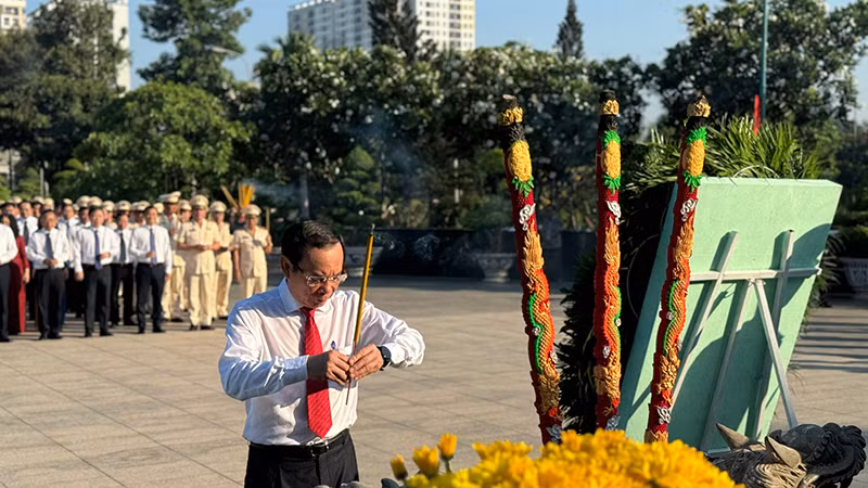 Đồng chí Nguyễn Văn Nên, Ủy viên Bộ Chính trị, Bí thư Thành ủy Thành phố Hồ Chí Minh dâng hương tưởng nhớ các Anh hùng Liệt sĩ. Đồng chí Nguyễn Văn Nên, Ủy viên Bộ Chính trị, Bí thư Thành ủy Thành phố Hồ Chí Minh dâng hương tưởng nhớ các Anh hùng Liệt sĩ.
