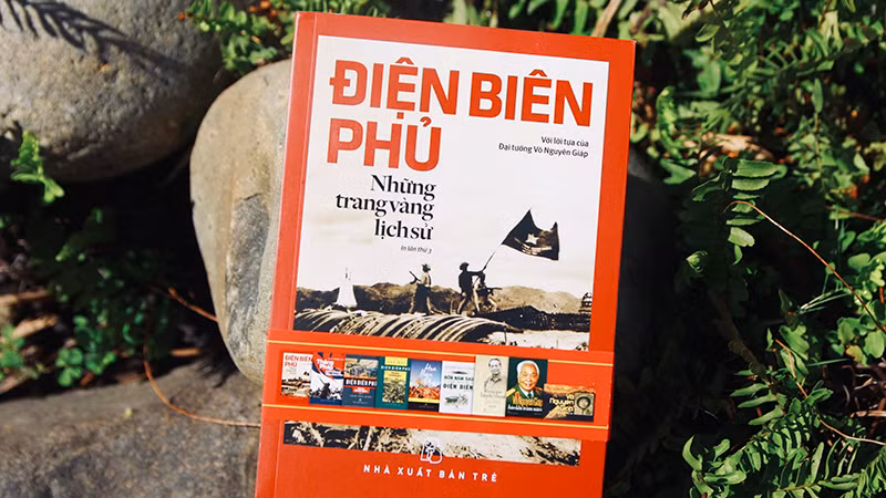 Bìa cuốn "Điện Biên Phủ- Những trang vàng lịch sử".
