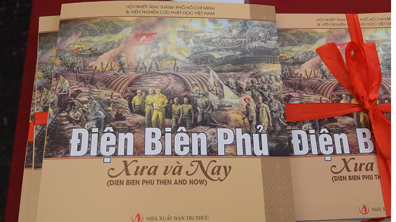 Bìa sách ảnh Điện Biên Phủ xưa và nay. Bìa sách ảnh Điện Biên Phủ xưa và nay.
