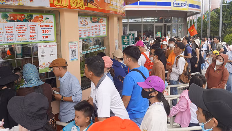 Đông đảo du khách mua vé tham quan Suối Tiên trong sáng 1/9.