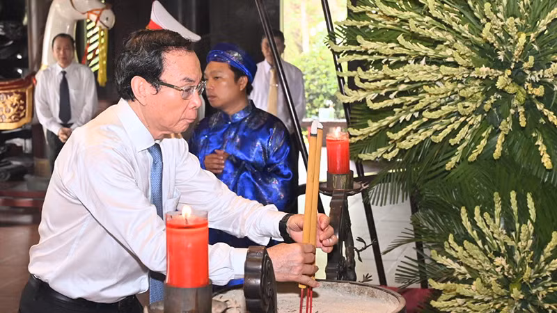 Đồng chí Nguyễn Văn Nên, Ủy viên Bộ Chính trị, Bí thư Thành ủy Thành phố Hồ Chí Minh dâng hương Đức Lễ Thành hầu Nguyễn Hữu Cảnh. (Ảnh: QUỐC THANH).