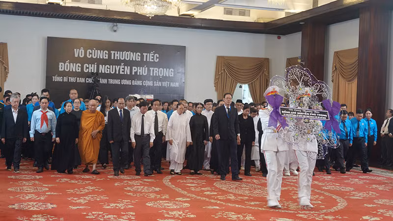 Đoàn Ủy ban Mặt trận Tổ quốc Việt Nam Thành phố Hồ Chí Minh kính viếng Tổng Bí thư Nguyễn Phú Trọng.