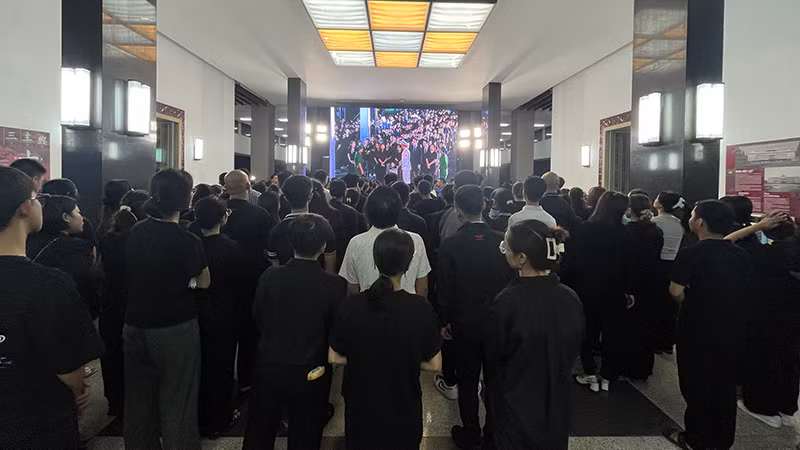 Người dân xếp hàng đợi viếng Tổng Bí thư Nguyễn Phú Trọng.