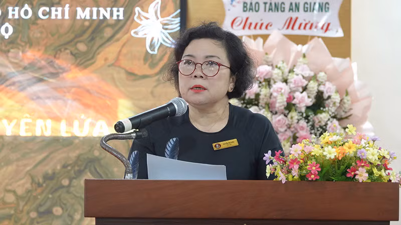 Bà Nguyễn Thị Thắm, Giám đốc Bảo tàng Phụ nữ Nam Bộ, phát biểu tại chương trình.