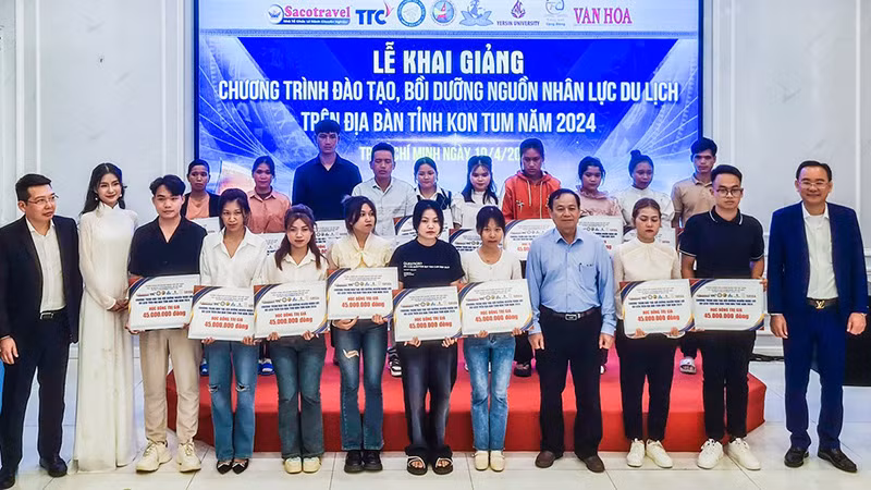 Trao học bổng cho các học viên tham gia khóa đào tạo. Trao học bổng cho các học viên tham gia khóa đào tạo.