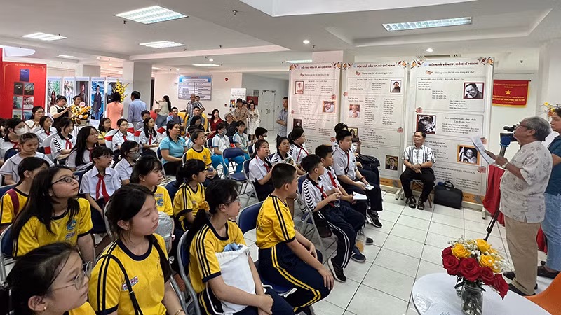 Tọa đàm "Thơ với tuổi thơ lớn lên cùng thành phố". Tọa đàm "Thơ với tuổi thơ lớn lên cùng thành phố".