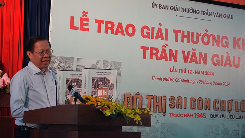 Chủ tịch Ủy ban nhân dân Thành phố Hồ Chí Minh Phan Văn Mãi phát biểu tại Lễ trao giải. Chủ tịch Ủy ban nhân dân Thành phố Hồ Chí Minh Phan Văn Mãi phát biểu tại Lễ trao giải.
