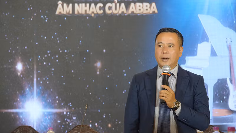 Ông Chu Anh Hùng, Phó Giám đốc Nhà hát Lớn Hà Nội phát biểu tại buổi họp báo.