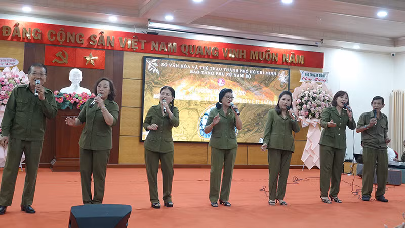 Tiết mục văn nghệ do đội Văn nghệ cựu Thanh niên xung phong Thành phố Hồ Chí Minh biểu diễn.