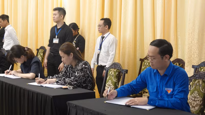 Người dân ghi sổ tang sau khi viếng Tổng Bí thư Nguyễn Phú Trọng.