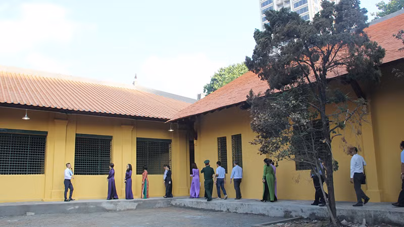 Các đại biểu tham quan công trình vừa hoàn thành.