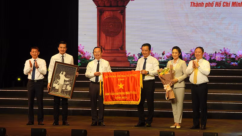 Trao Cờ thi đua của Bộ Văn hóa, Thể thao và Du lịch cho Sở Văn hóa và Thể thao Thành phố Hồ Chí Minh. Trao Cờ thi đua của Bộ Văn hóa, Thể thao và Du lịch cho Sở Văn hóa và Thể thao Thành phố Hồ Chí Minh.