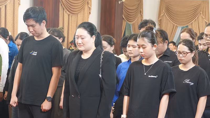 Người dân đến viếng Tổng Bí thư Nguyễn Phú Trọng tối 25/7 tại Hội trường Thống Nhất, Thành phố Hồ Chí Minh.