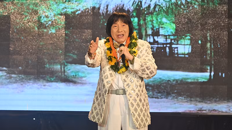 Nghệ sĩ Nhân dân Minh Vương biểu diễn trong chương trình. (Ảnh: Quốc Thanh)