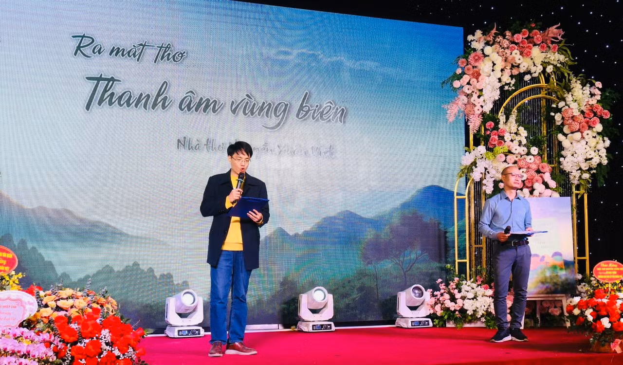 Hai người lính - nhà thơ Nguyễn Minh Cường và Đoàn Văn Mật trình bày tổ khúc thơ đậm cảm hứng biên cương của Nguyễn Xuân Việt. Hai người lính - nhà thơ Nguyễn Minh Cường và Đoàn Văn Mật trình bày tổ khúc thơ đậm cảm hứng biên cương của Nguyễn Xuân Việt.
